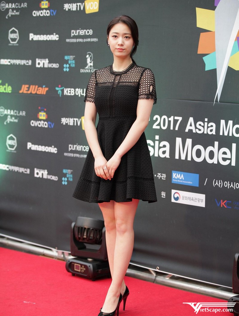 Hwa-young còn Debut với tư cách là một nữ diễn viên trong bộ phim truyền hình hai tập đặc biệt tên “Mother’s Choice”