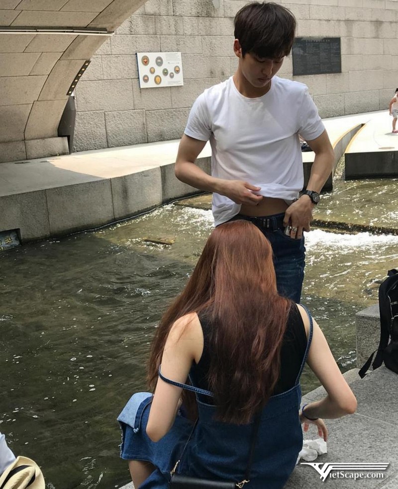 Hình ảnh hẹn hò của Hongseok Pentagon và Lee Soo Hyun tại suối Cheonggyecheon