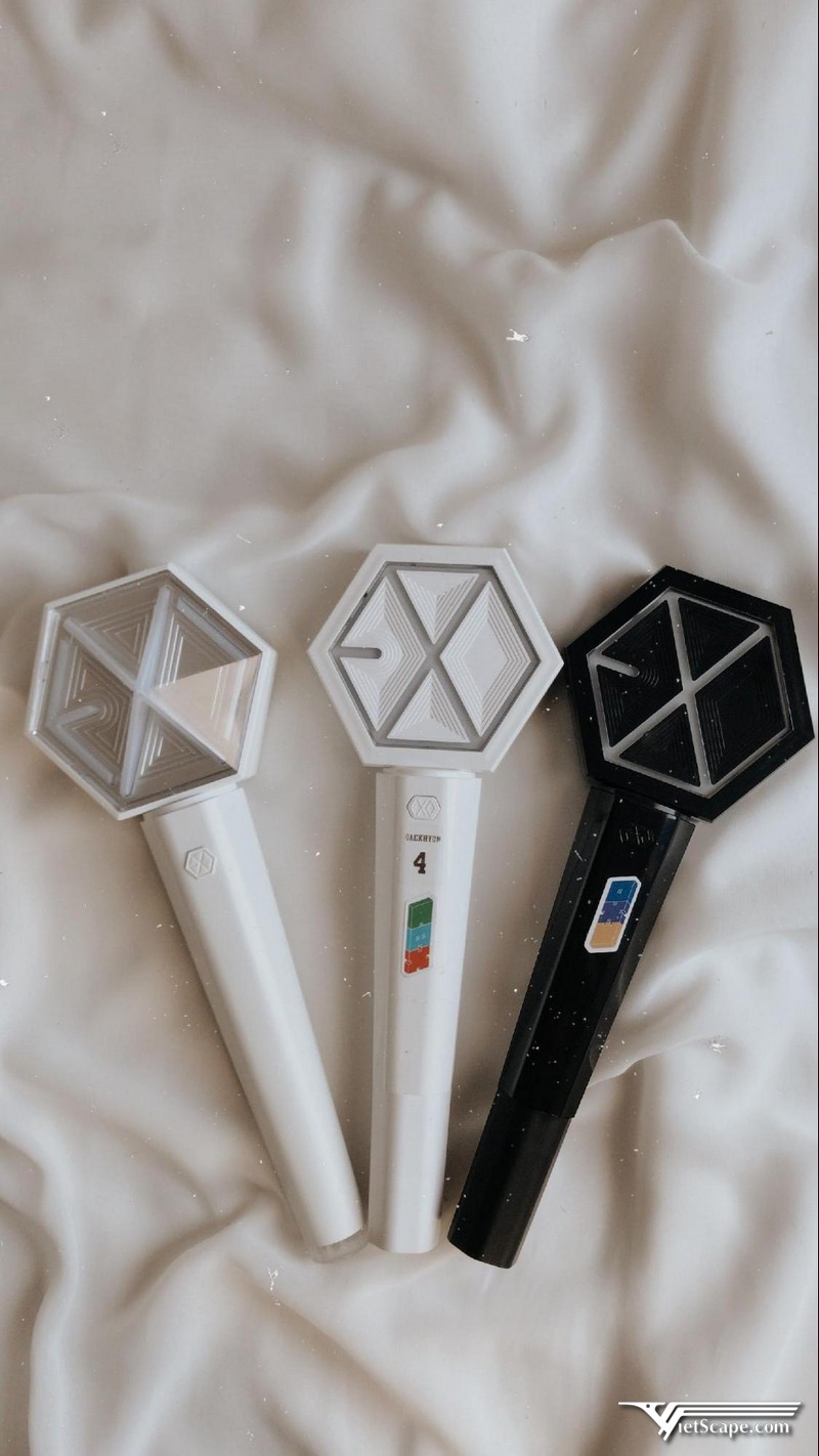 EXO đã phát hành tổng cộng ba phiên bản Lightstick khác nhau