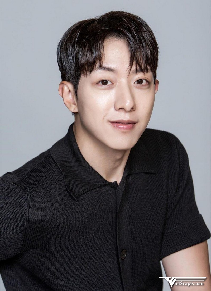 Jungshin được đào tạo dưới sự chỉ đạo của FNC Entertainment vào năm 2009 