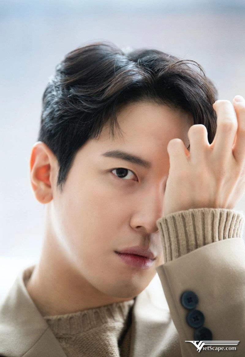 Yonghwa đã được quản lý công ty FNC tình cờ nhìn thấy hình ảnh của anh tại khu nghỉ mát trượt tuyết trên mạng