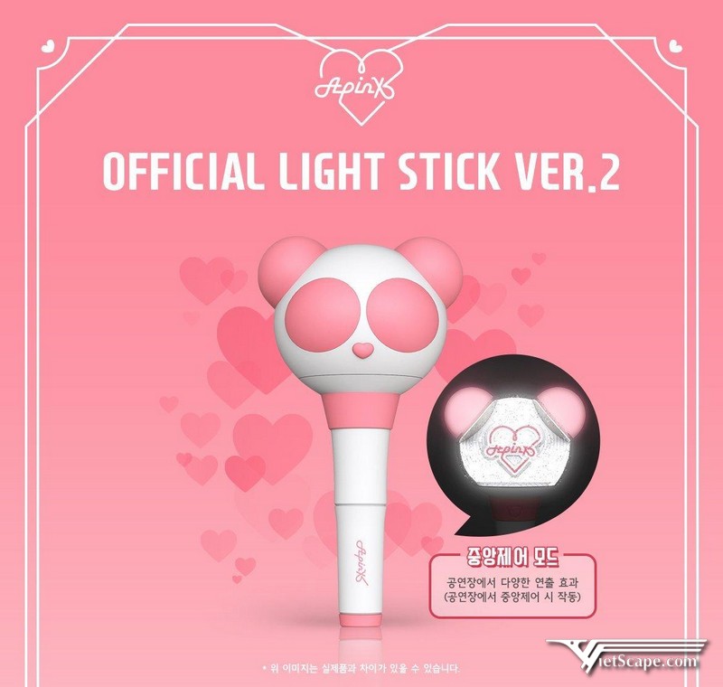 Lightstick của nhóm được thiết kế mang hình ảnh đầu một chú gấu trúc với đôi mắt màu hồng mơ mộng