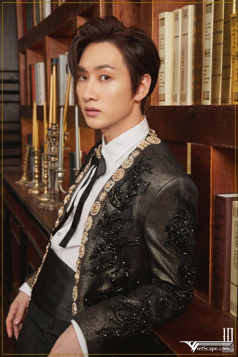 Eunhyuk ra mắt cùng nhóm nhạc nam Super Junior từ năm 2005 - 2006 