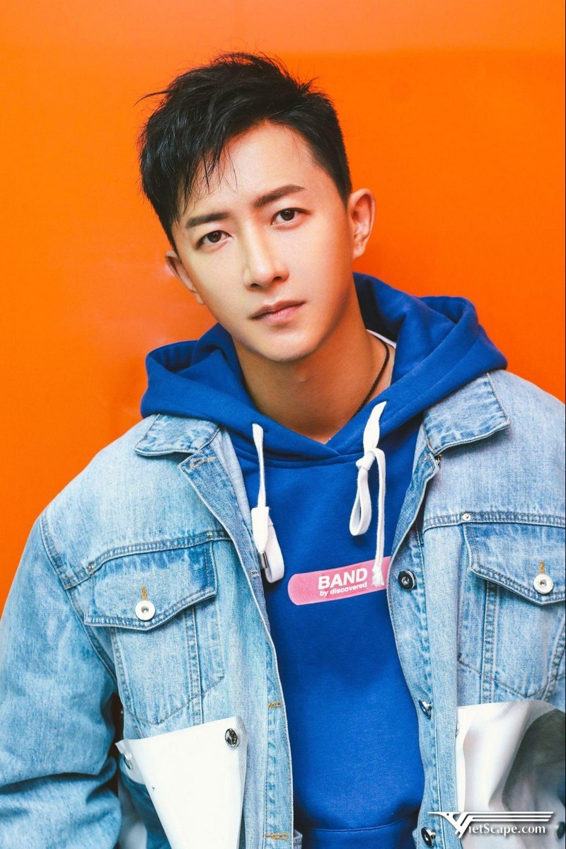 Hangeng đệ đơn chấm dứt hợp đồng và rời khỏi công ty SM Entertainment vào năm 2009 