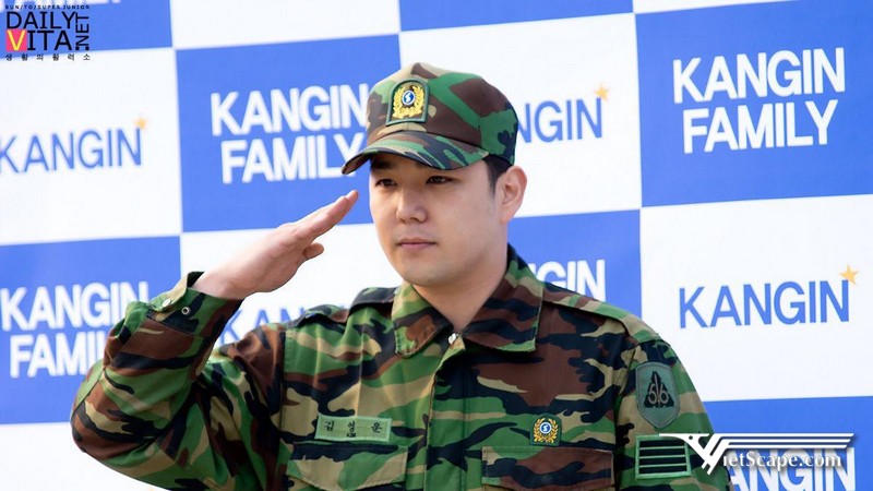 Kangin tham gia nghĩa vụ quân sự từ năm 2010 - 2012