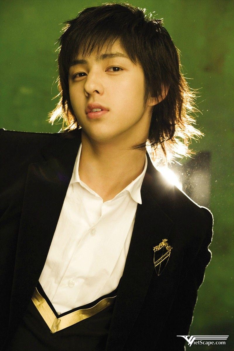 Kibum ra mắt cùng nhóm nhạc Super Junior và hoạt động Solo từ năm 2005 - 2009 