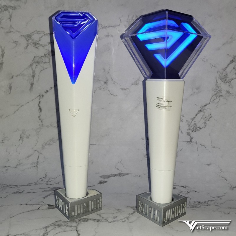 Lightstick của nhóm mang màu xanh Sapphire làm màu chủ đạo và kết hợp chữ SJ 