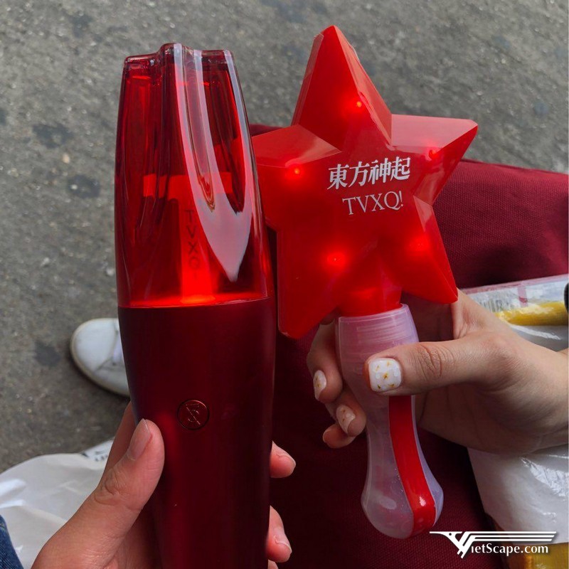 Thiết kế của Lightstick TVXQ hình trụ, trên đầu có hình ngôi sao và tông màu đỏ chủ đạo