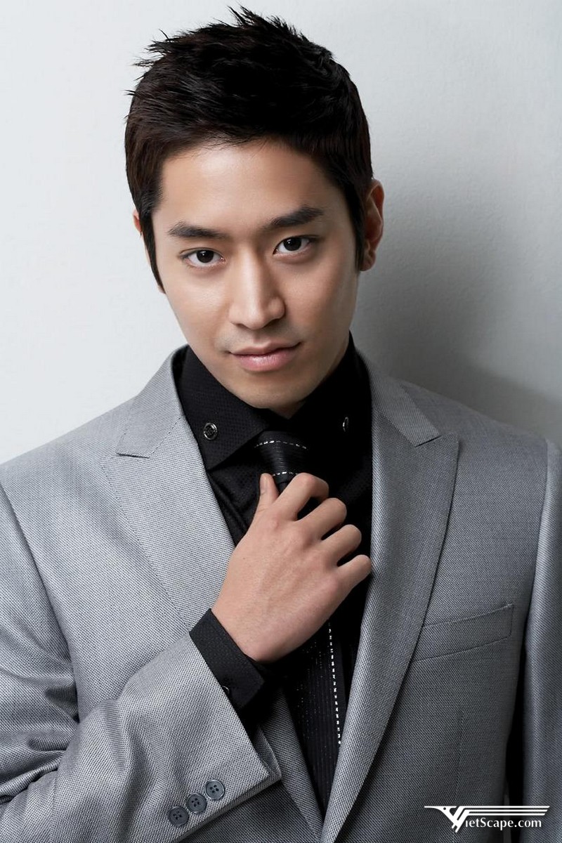 Eric tham gia diễn xuất trở lại và thành lập Shinhwa Company vào năm 2011 