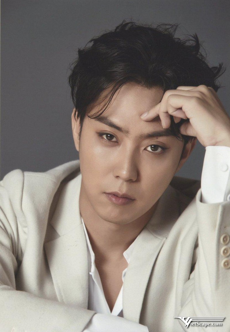 Jiwon Sechskies du học ở Hawaii và theo học tại Học viện Truyền giáo Hawaii 