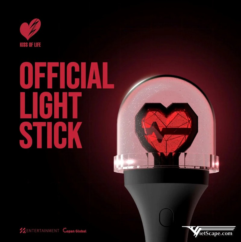 Lightstick của nhóm đã gây ấn tượng mạnh trước công chúng với hai màu chủ đạo là đỏ và đen