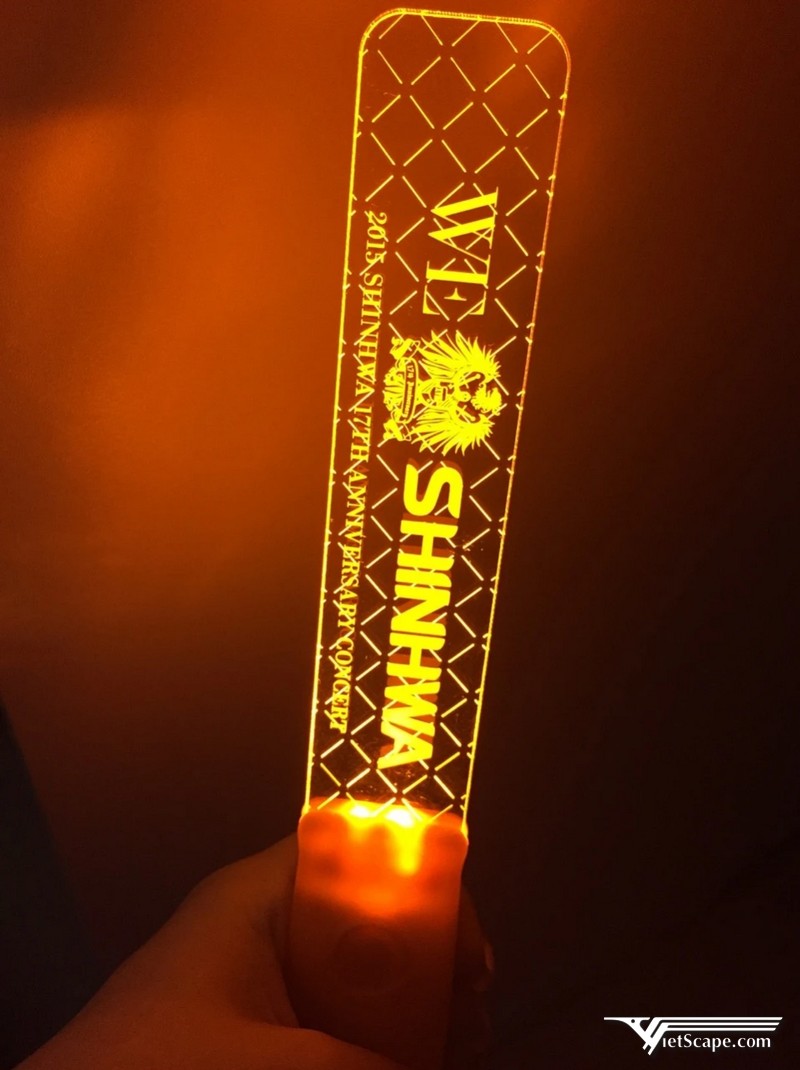 Màu sắc đại diện của Shinhwa là màu cam và không có Lightstick chính thức