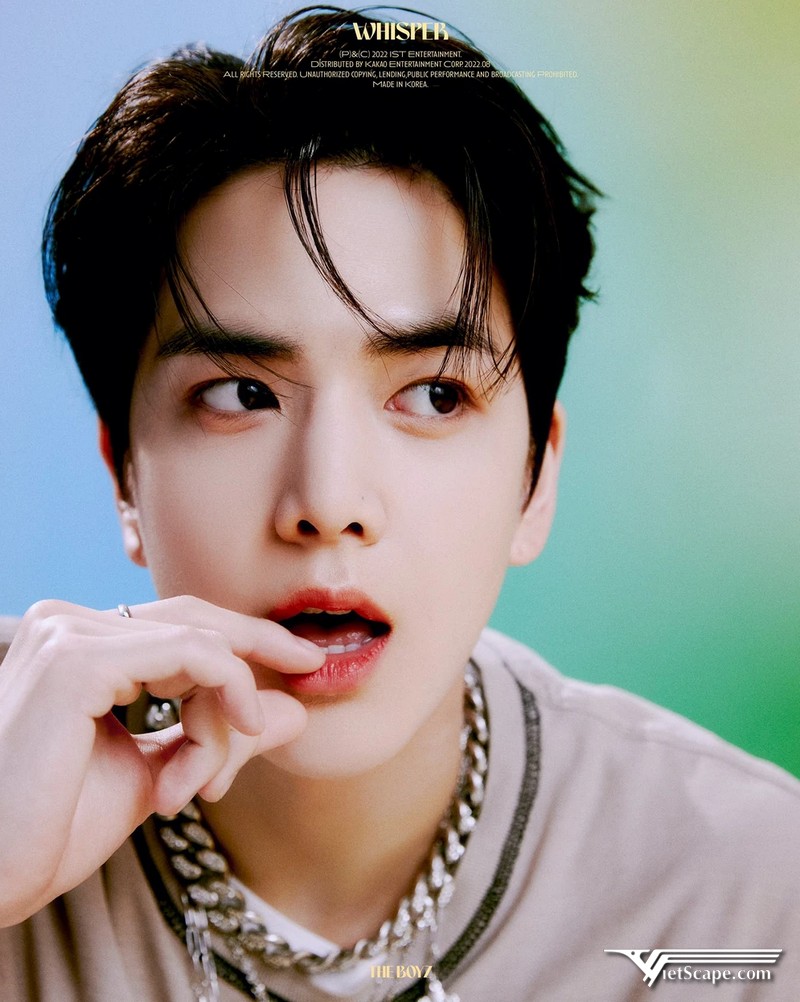 Younghoon còn có giọng hát sâu, âm lượng tốt và cũng xử lý những bản Ballad êm dịu