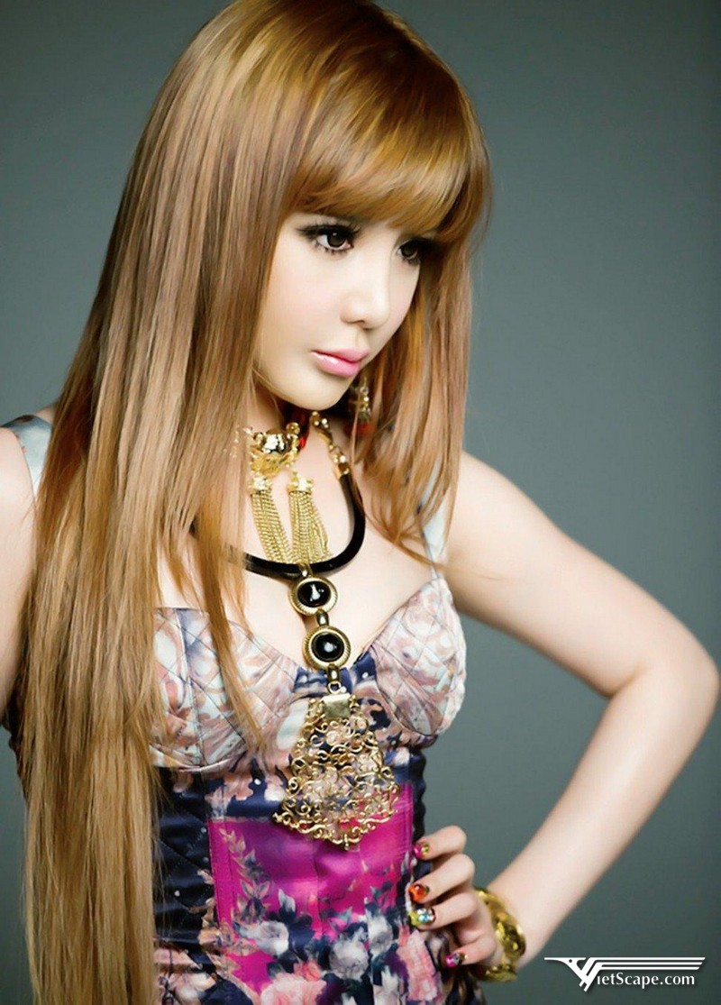 Bom 2NE1 vướng Scandal chất cấm và khai gian tuổi vào năm 2010 